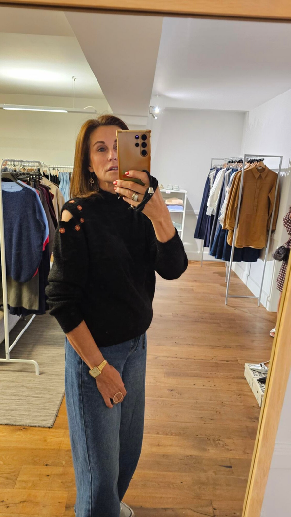 Pull JW met detail op schouders
