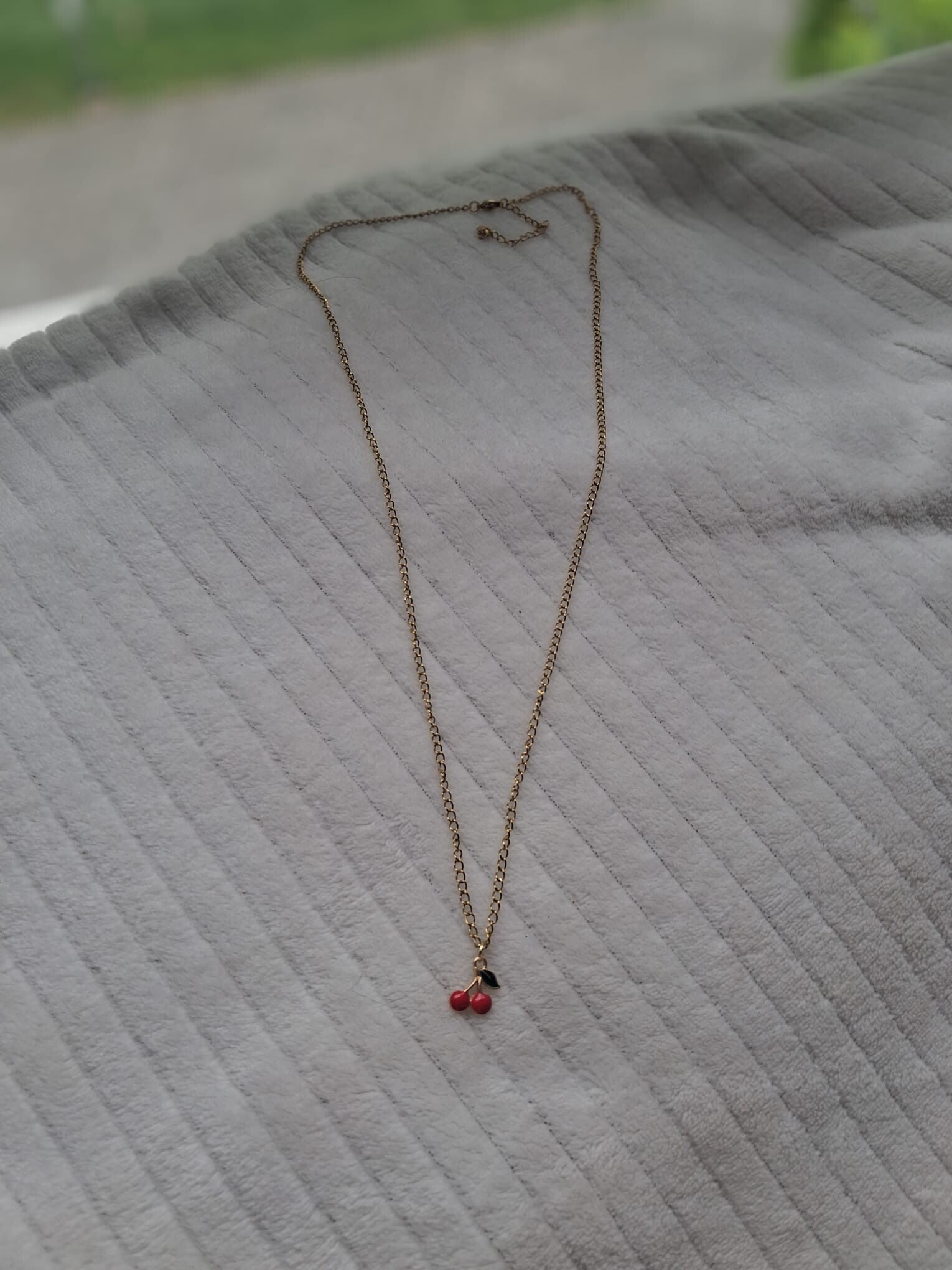 Collier Cherry