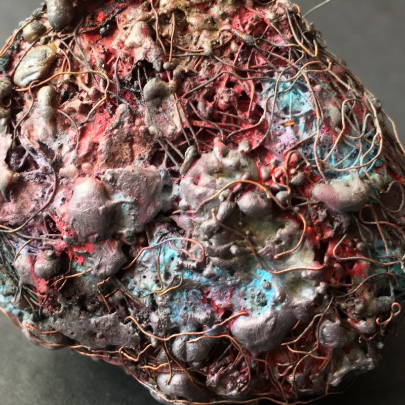 Kunstenaar: Antwan Hoedemakers  -  Titel: The lost city - De verschrikkingen van de donkere kant van de mensheid.  -  Jaartal:  2022  -  Miniatuur: ±7x8 cm.  -  Materiaal: koperdraad, lood, gekleurde was en inkt