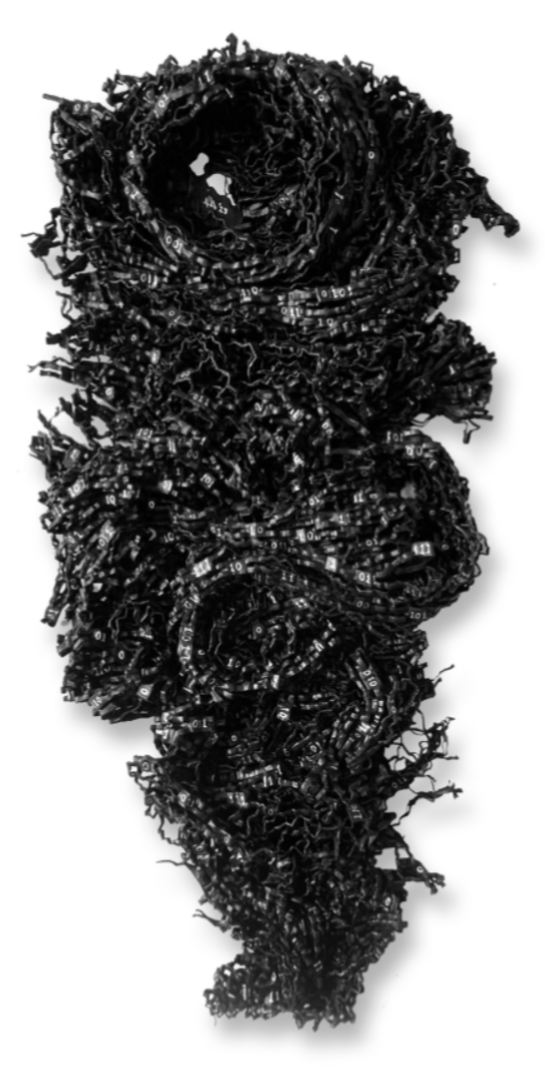 Kunstwerk van kunstenaar: Antwan Hoedemakers  -  werk gemaakt van verpakkingsmateriaal. Hieruit is een vorm gecreeërd die doet denken aan een golf. Het werk is zwart gekleurd waardoor het een diepe duistere uitsraling krijgt. Hierop zijn met zilver vele n