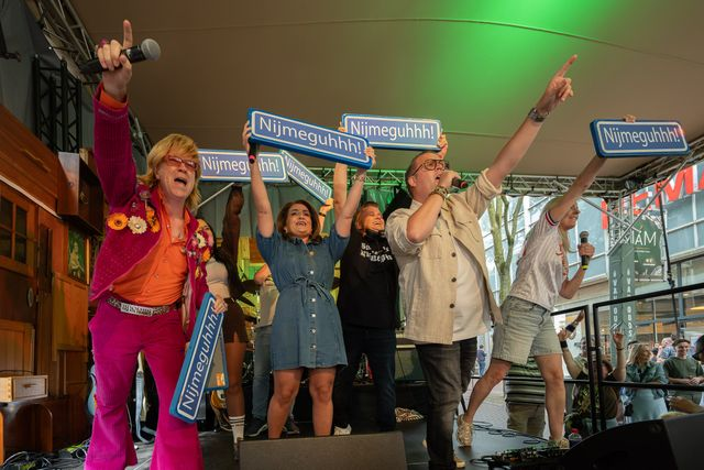 Optreden onder de stretchtent op een trussconstructie bij Café Van Ouds tijdens de Nijmeegse Zomerfeesten 2026