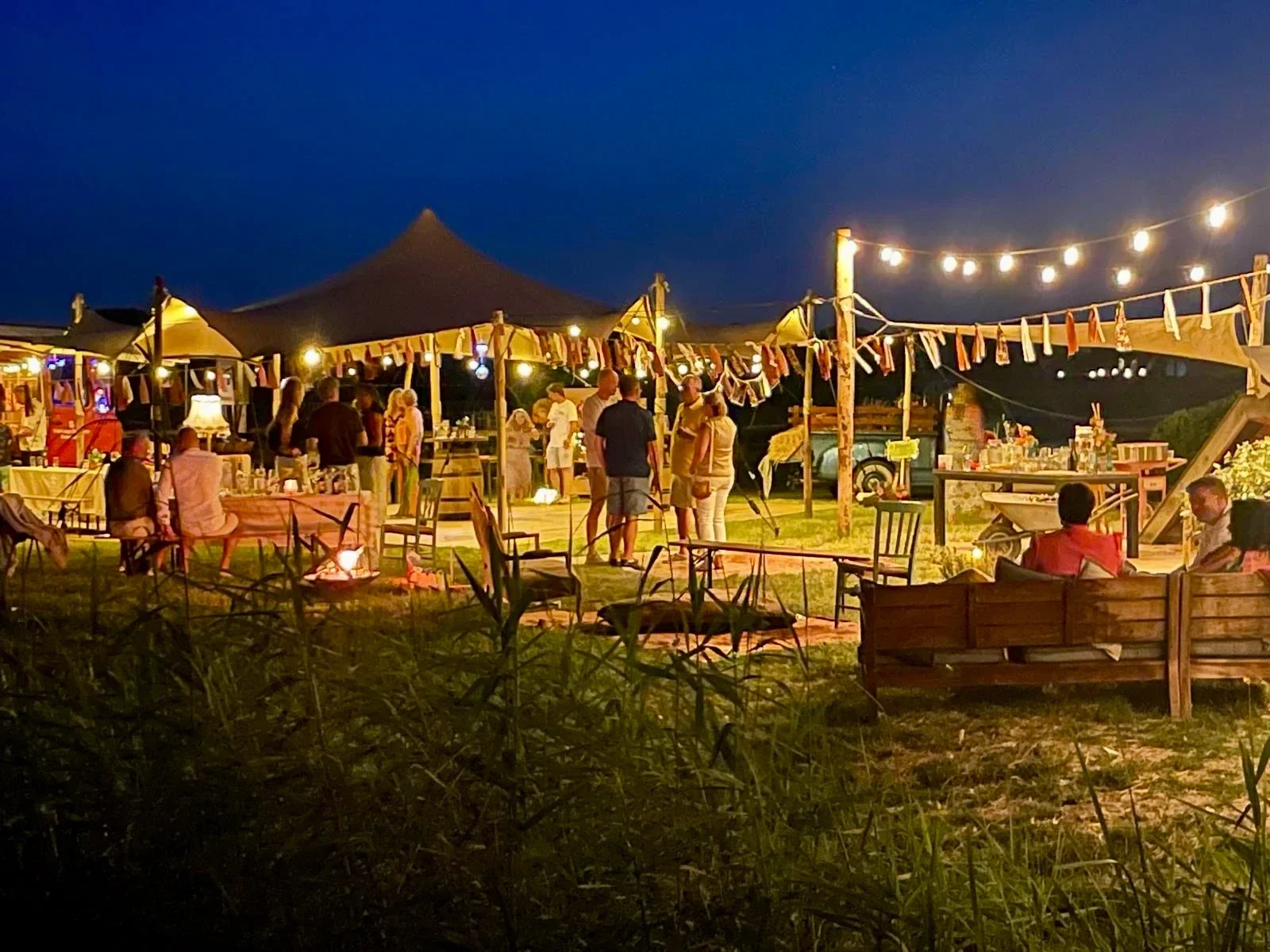 Avondfeest met stretchtent, prikkabels en festivalversiering, foto van Nicole De moree