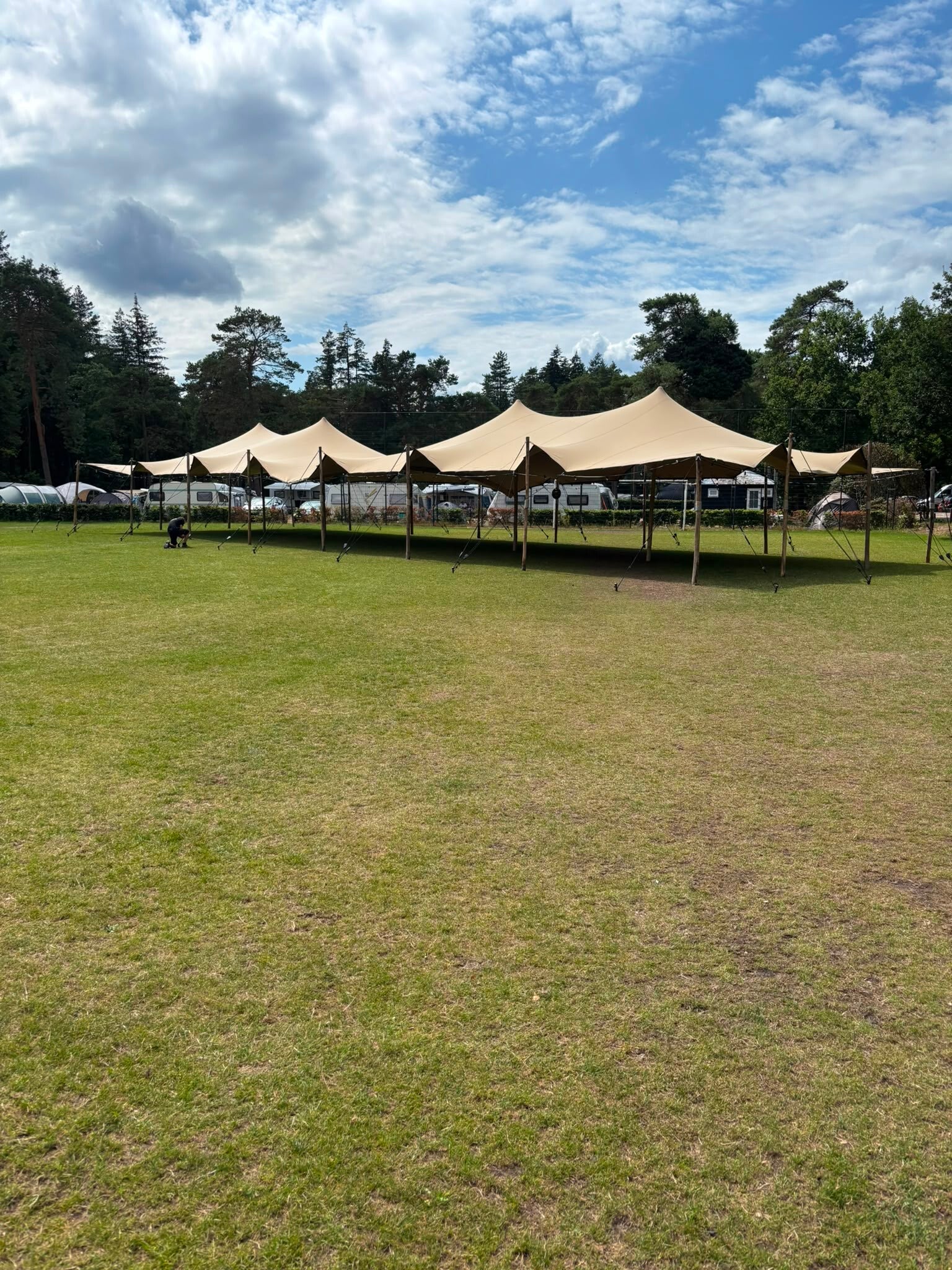 Stretchtentopstelling van 10 bij 30 meter op Camping Samoza in Vierhouten