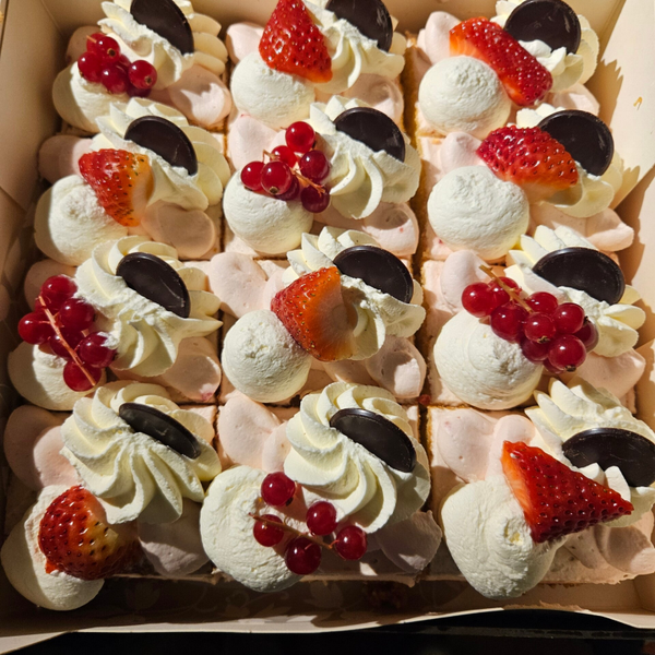 aardbeibavaroise taart 12 personen gesneden