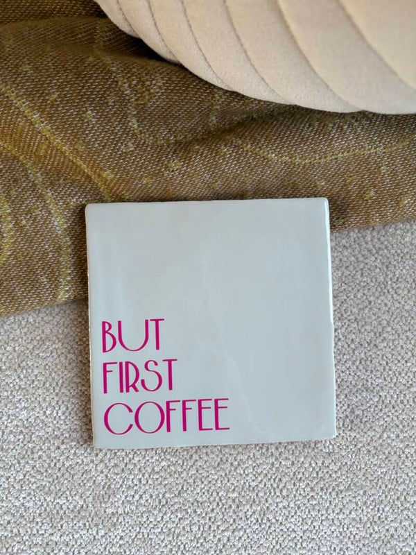 Tegeltje but first coffee crème-felroze