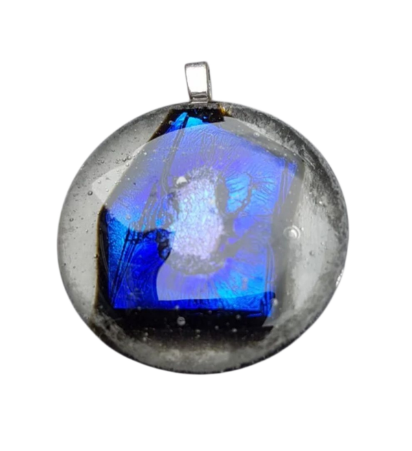 Glashanger doorschijnend met donkerblauw dichroic glas