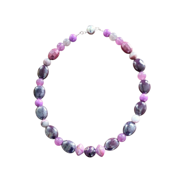 Paarse ketting van luxe glaskralen
