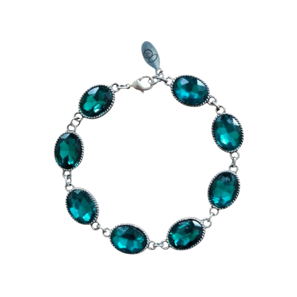 Verzilverde armband met facetstenen in smaragdkleur