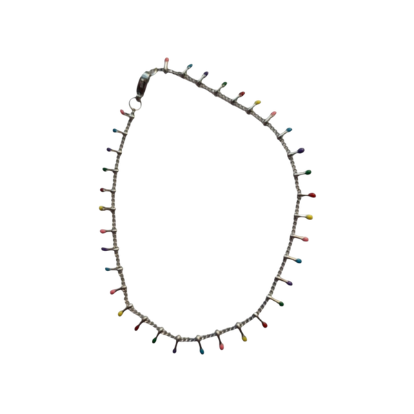 Fijn zilverkleurig armbandje met gekleurde kraaltjes