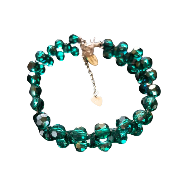 Armband geregen met facetkralen in smaragd groene kleur afgewerkt met zilveren sluiting met verlengkettinkje