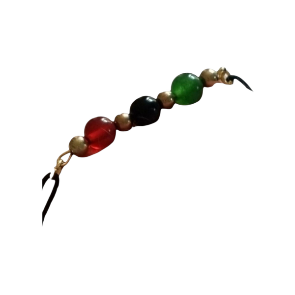 Armband op elastiek met rood agaat, zwart agaat en jade in met goudkleurige kralen