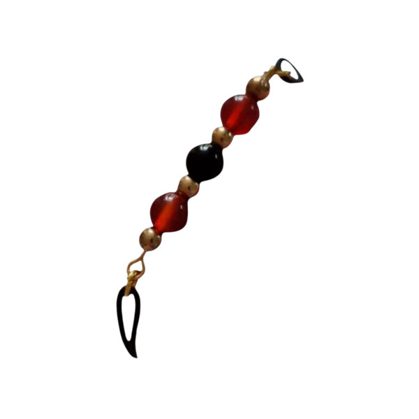 Armband op elastiek met rood en zwart agaat met goudkleurige kralen