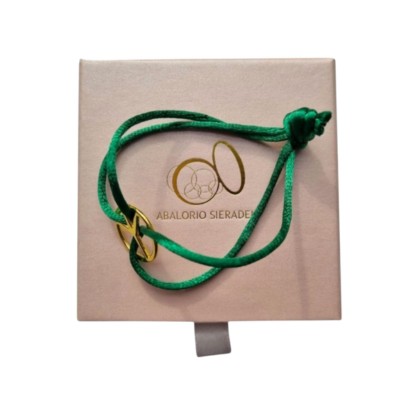 Armband van satijnkoord met peace teken goudkleur.  Koord in diverse kleuren