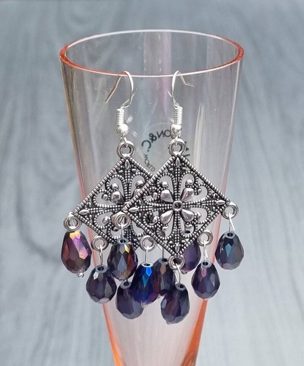 Ibiza bohemian oorhangers ruitvorm in zilverkleur met paarse facetkralen
