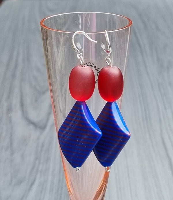 Zilveren oorhangers groot kunststof blauw-rood gestreept