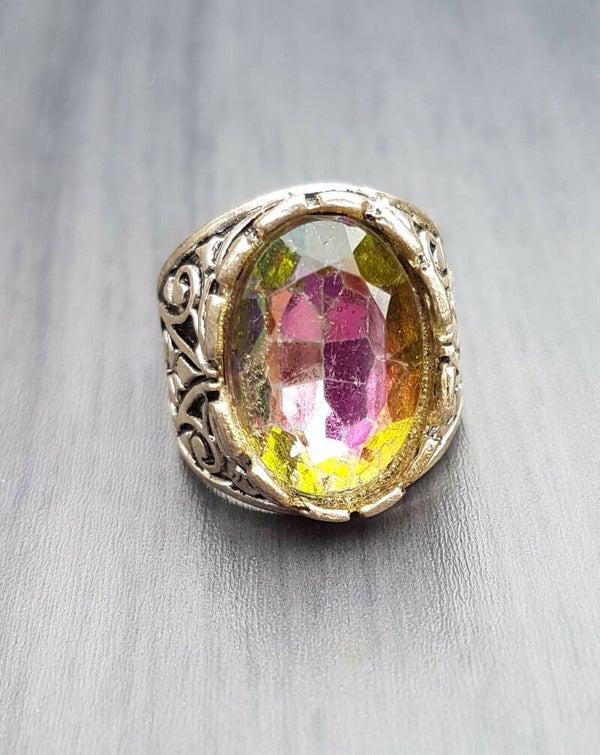 Ring verstelbaar antiek zilverkleur met facetsteen met verschillende kleuren