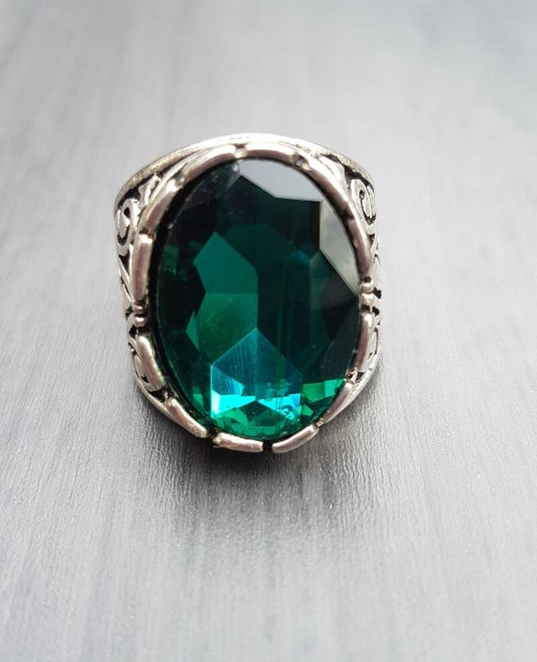 Ring verstelbaar antiek zilverkleur met facetsteen groen smaragdkleur