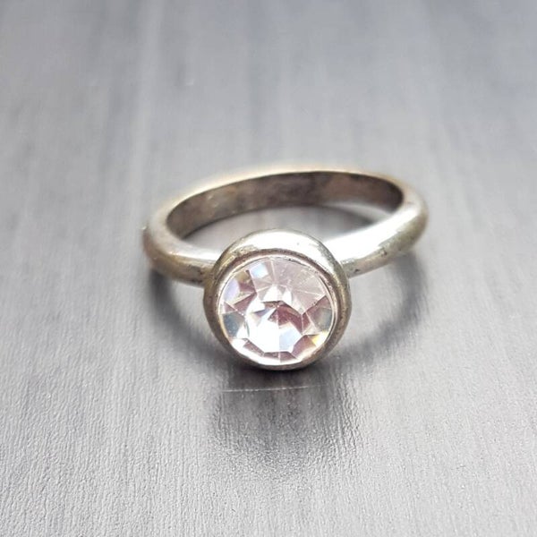 Ring zilverkleurig met facetsteen wit