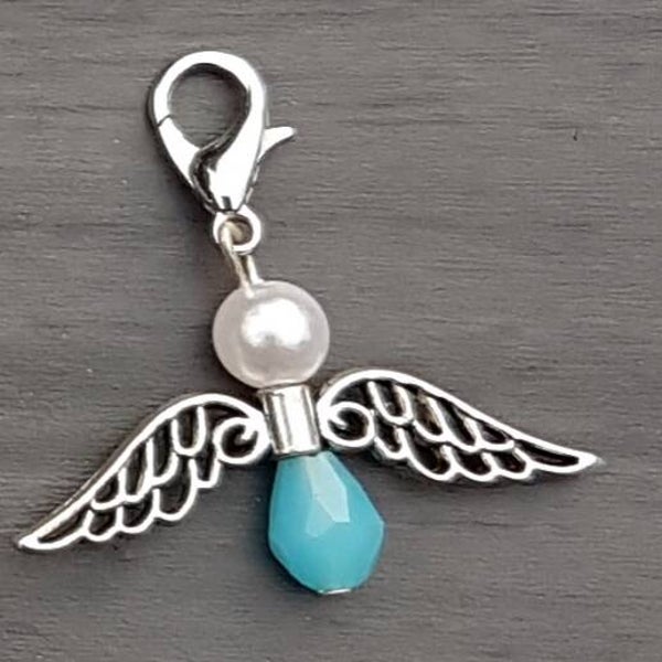 Wens engeltje / beschermengeltje zilverkleur met facetkraal aqua