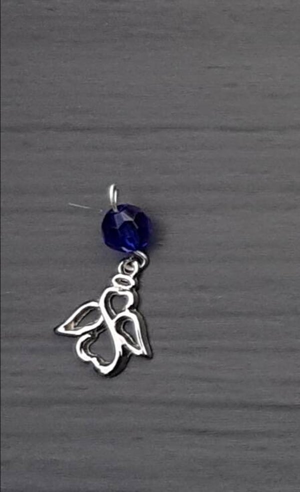 Hangertje wens engeltje / bescherm engeltje zilverkleur met blauw facet