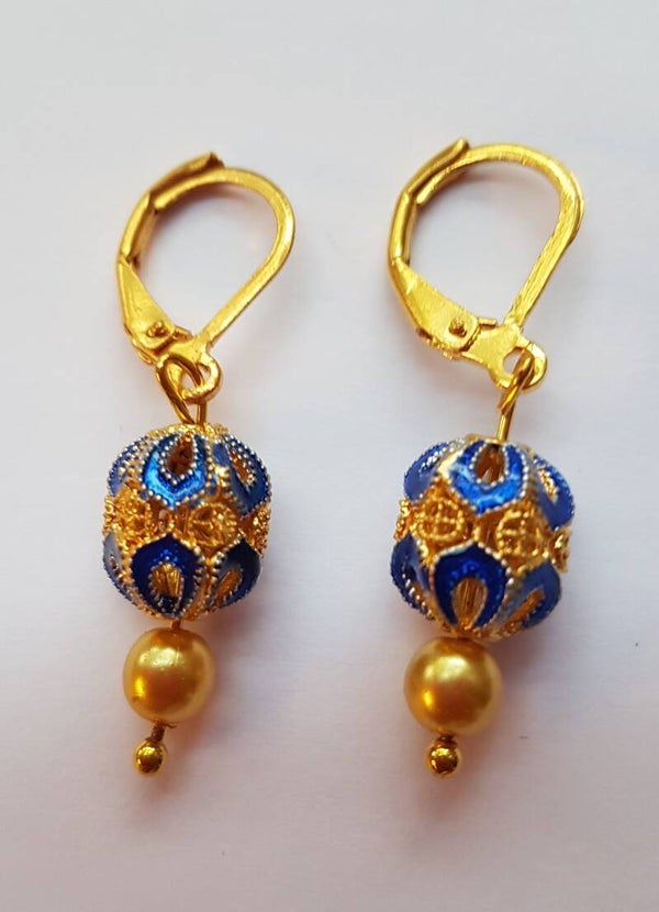 Klapoorbellen goudkleur met blauw opengewerkte Tibetaanse cloisonne kralen