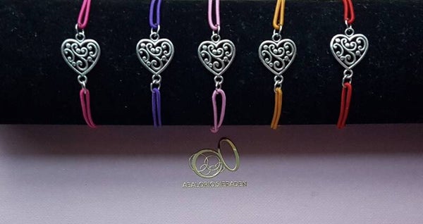 Armband op gekleurd elastiek met hart