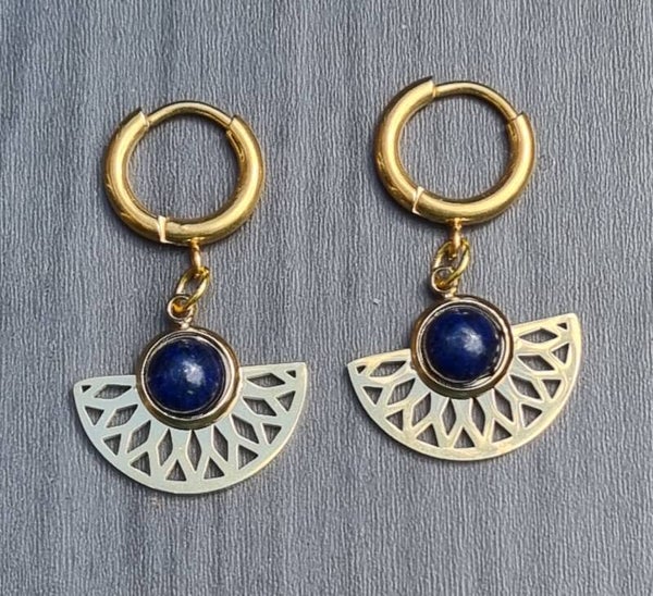 Minimalistische oorringetjes goudkleur met natuursteen blauw