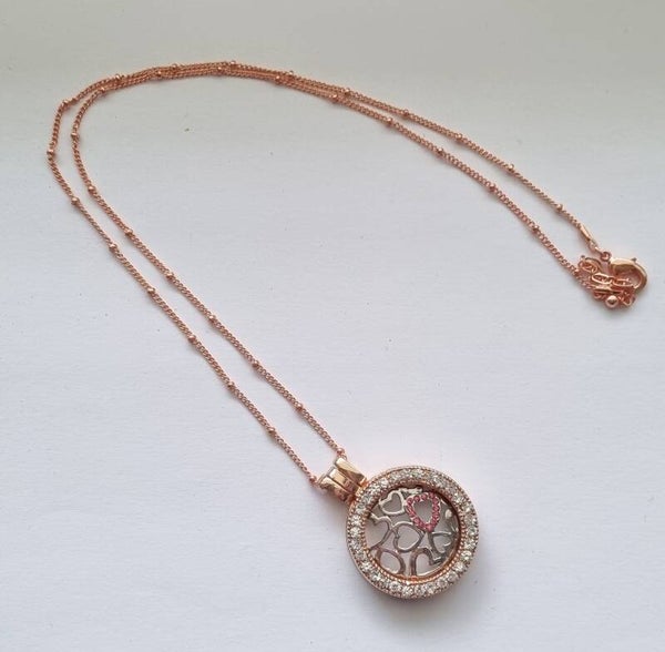 Hanger met hartjes aan fijne ketting in rose gold