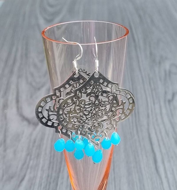 Ibiza bohemian filigrain oorhangers zilverkleur met aqua facetkralen