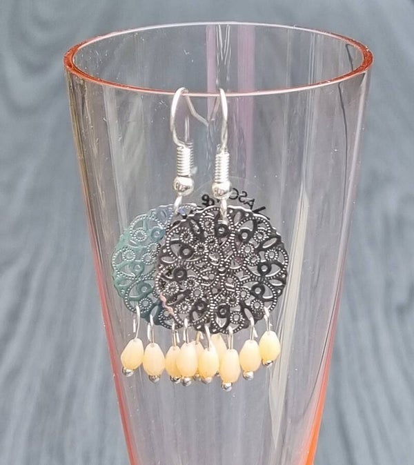 Ibiza bohemian filigrain oorhangers rond zilverkleur met zalmkleurige facetkralen