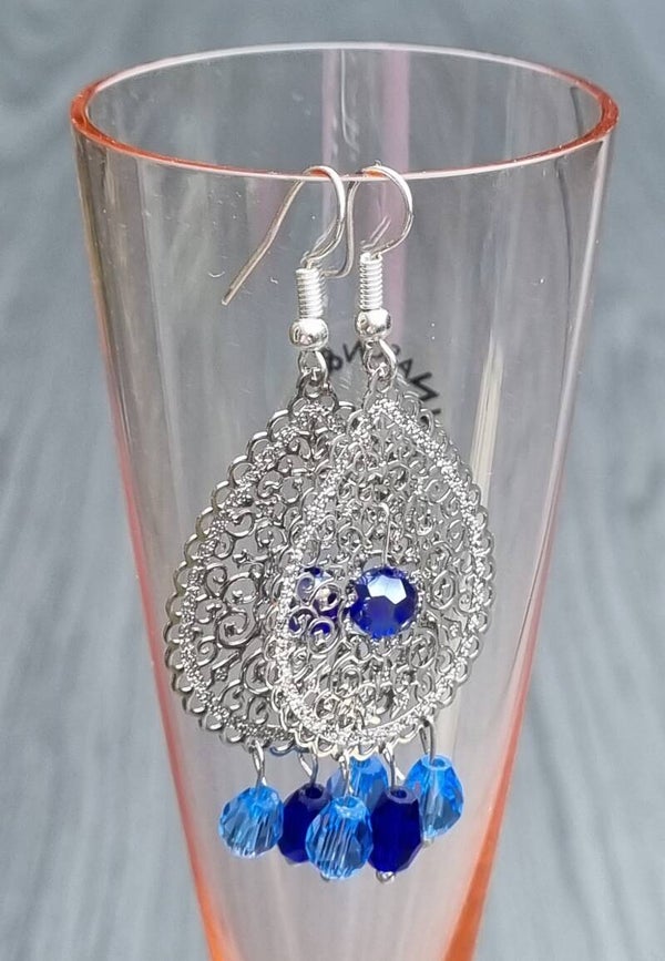 Ibiza bohemian filigrain oorhangers druppelvorm zilverkleur met blauwe facetkralen