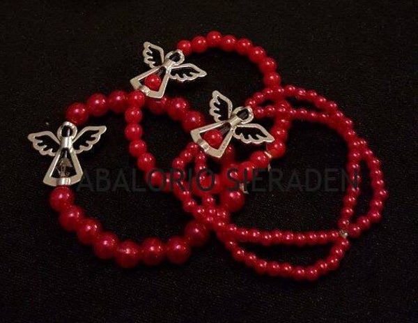 Armband parel rood met engeltje in diverse maten (elastiek)
