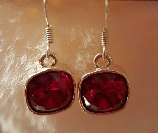 Design oorbellen rood met zilveren oorhanger