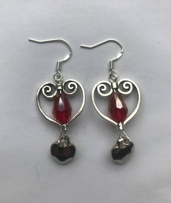 Zilveren oorhangers met zilverkleurig hart met facetkraal erin en hartbedeltje facet