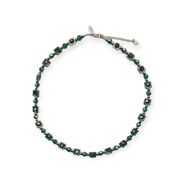 Zwaar verzilverde ketting met smaragdgroene kleur facetkralen afgewerkt met een zilveren sluiting met verlengkettinkje