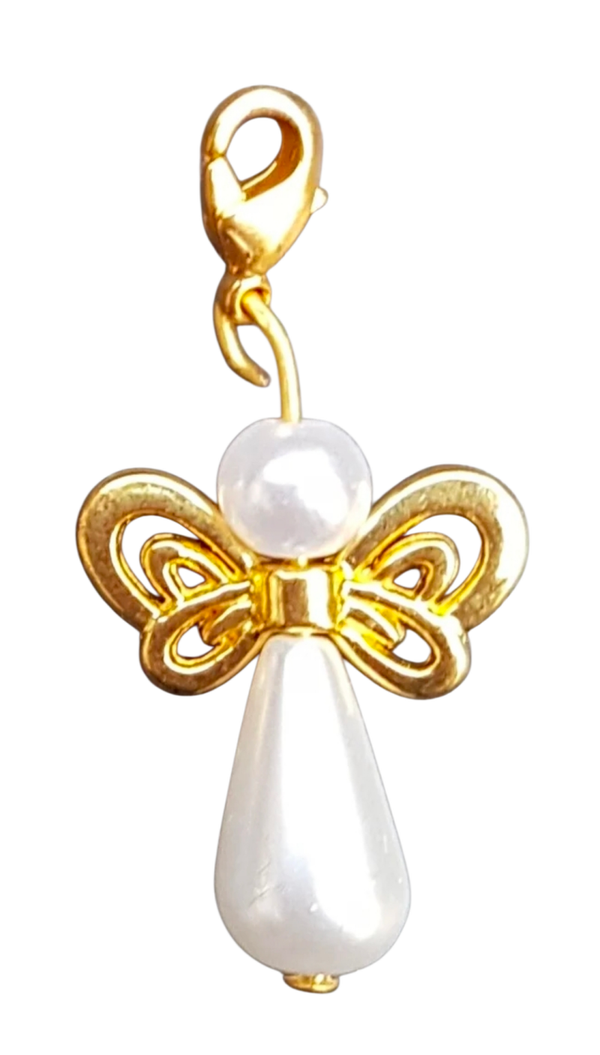 Wens engeltje / bescherm engeltje goudkleur vlindervleugel met parel in druppelvorm en slotje