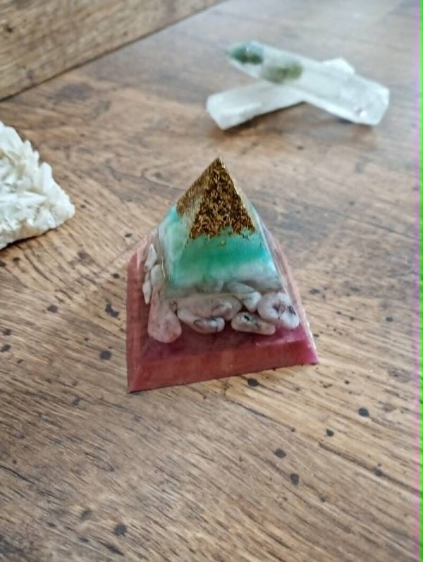 Krachtige Orgoniet Piramide – Met de hand gemaakt | Atelier Mystique