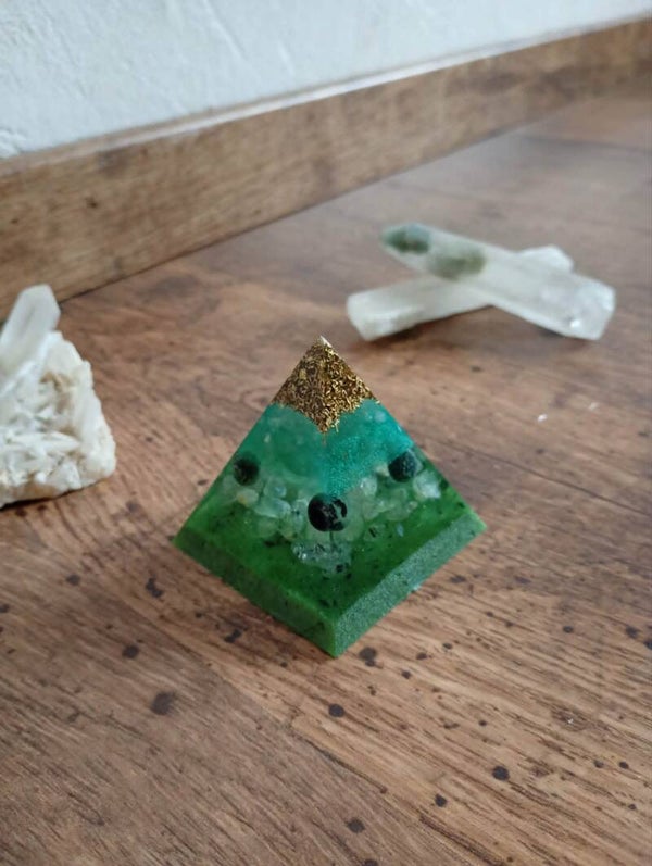 Krachtige Orgoniet Piramide – Met de hand gemaakt | Atelier Mystique