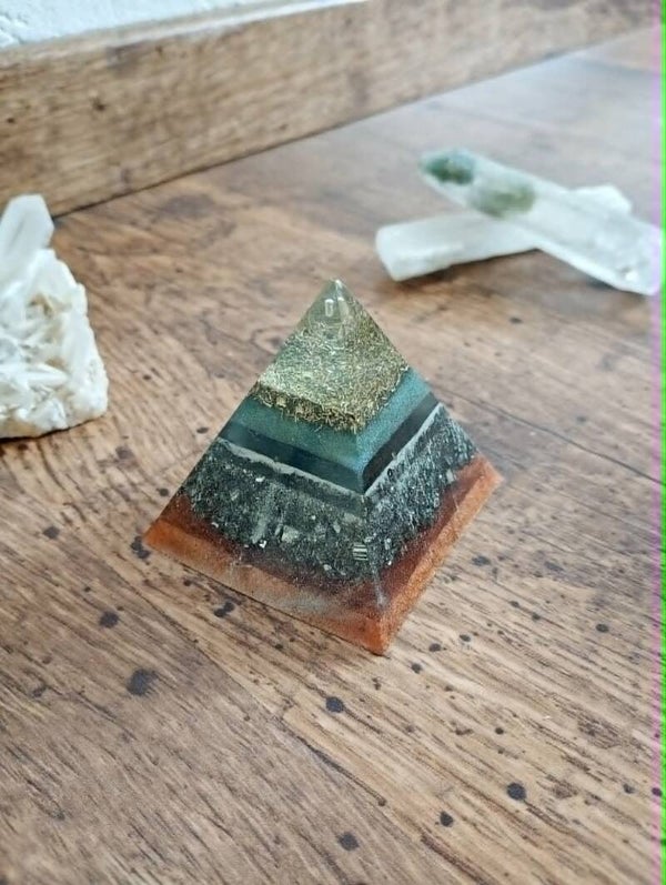 Krachtige Orgoniet Piramide – Met de hand gemaakt | Atelier Mystique