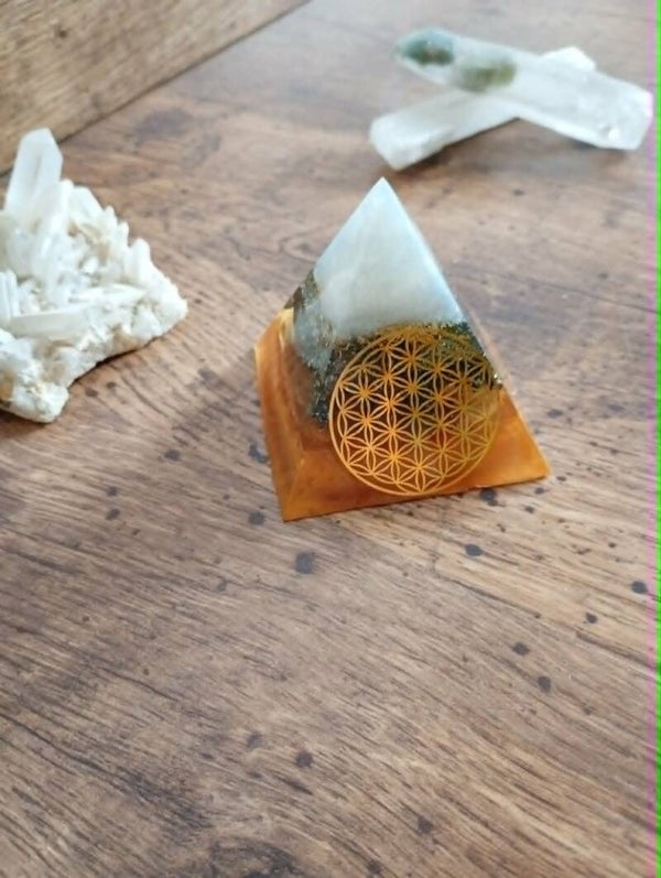 Krachtige Orgoniet Piramide – Met de hand gemaakt | Atelier Mystique
