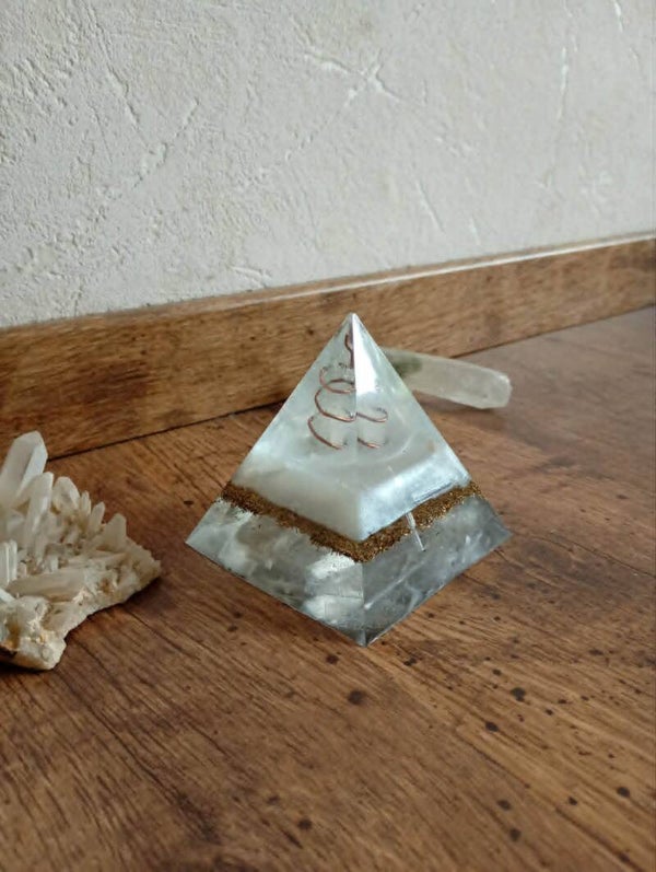 Krachtige grote Orgoniet Piramide – Met de hand gemaakt | Atelier Mystique