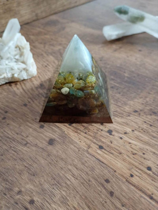 Krachtige Orgoniet Piramide – Met de hand gemaakt | Atelier Mystique