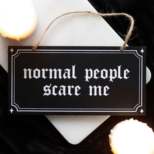 Normal People Scare Me Hangbord – Gothic Decor – Dark Matter Collectie