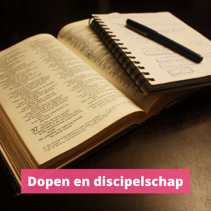 Dopen en discipelschap. waterdoop en discipelen. verkondigen van het evangelie. Jezus Christus
