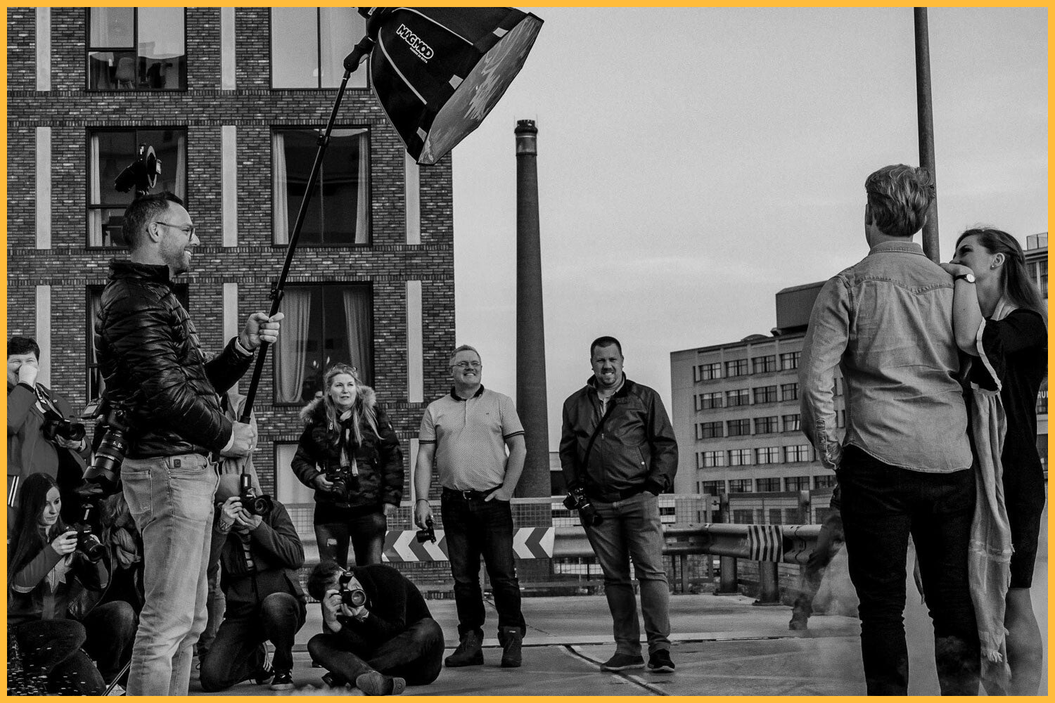 Met deze praktijk groepsworkshop flitsen leer ik je zowel on-camera als off-camera flitstechnieken, maar ook hoe je flitsers effectief en creatief kunt gebruiken, zodat jij iedere licht situatie onder controle hebt