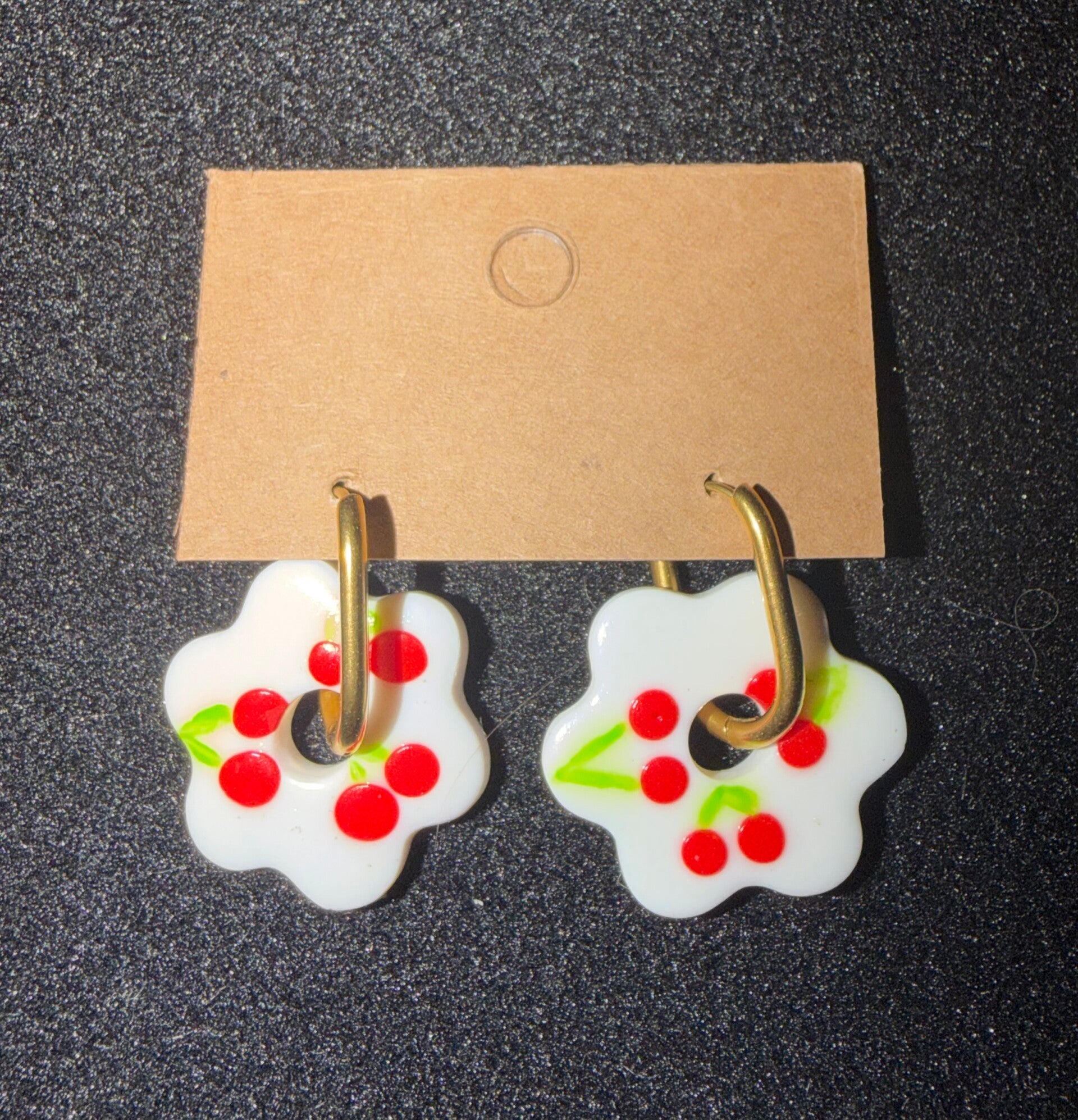 Modèles anémone blanche avec des cerises.