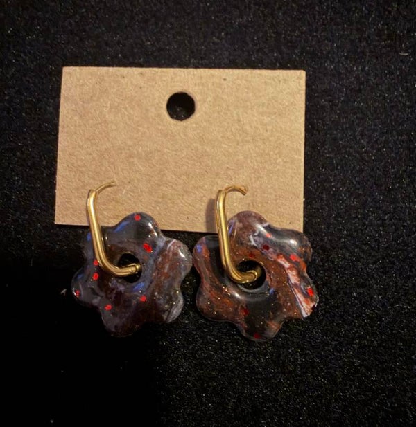 Modèles anémone marron blanche et rouge à pailletés.