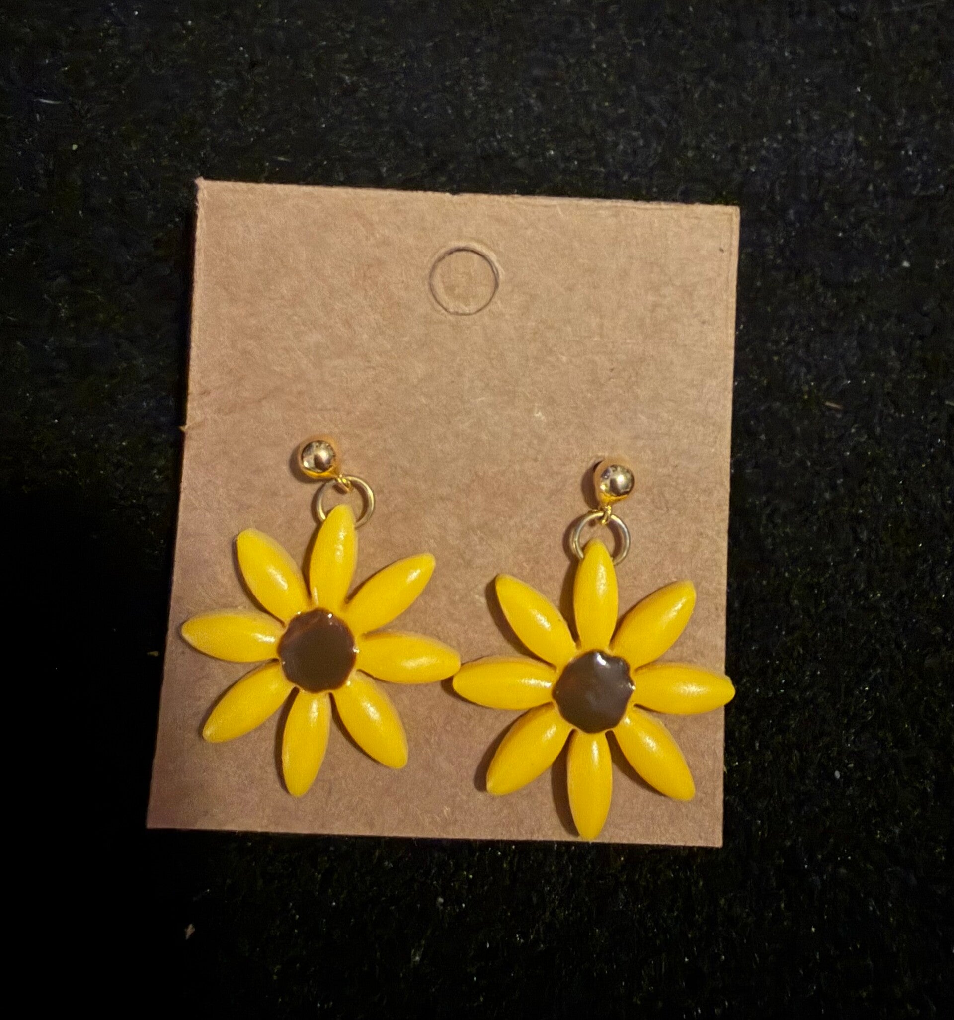 modèles marguerite jaune et marron.