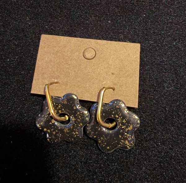 Modèles anémone noir pailletés.