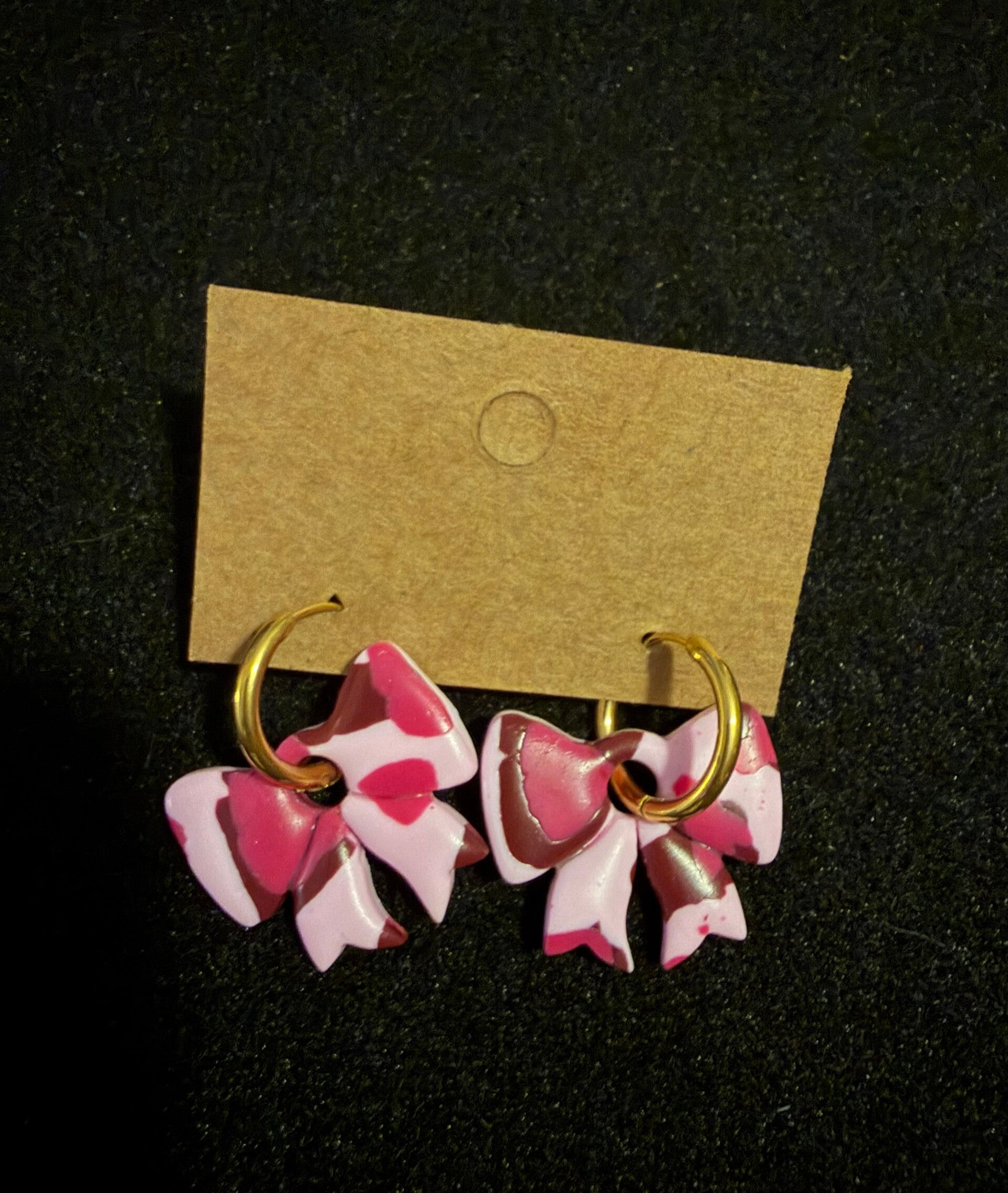 Modèles Noeud blanc et rose.